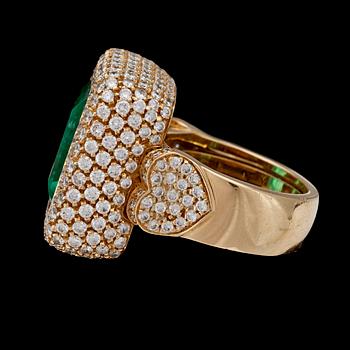 RING, stor trappslipad smaragd, ca 15 ct, och briljantslipade diamanter, tot. ca 6 ct.