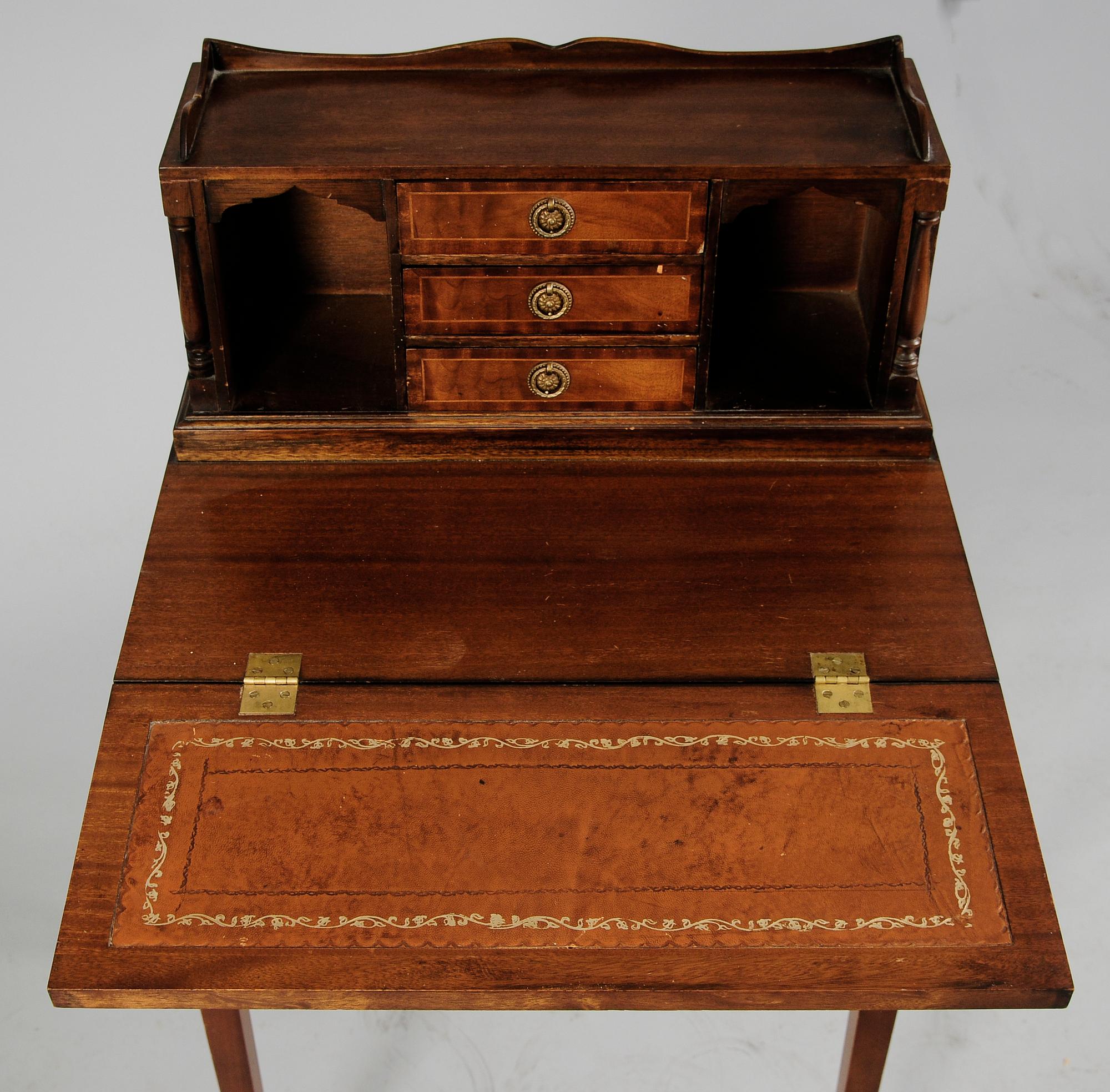 DAMSKRIVBORD, England, 1900-tal.