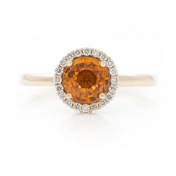 Ring 14K gold with citrine and brilliant-cut diamonds.