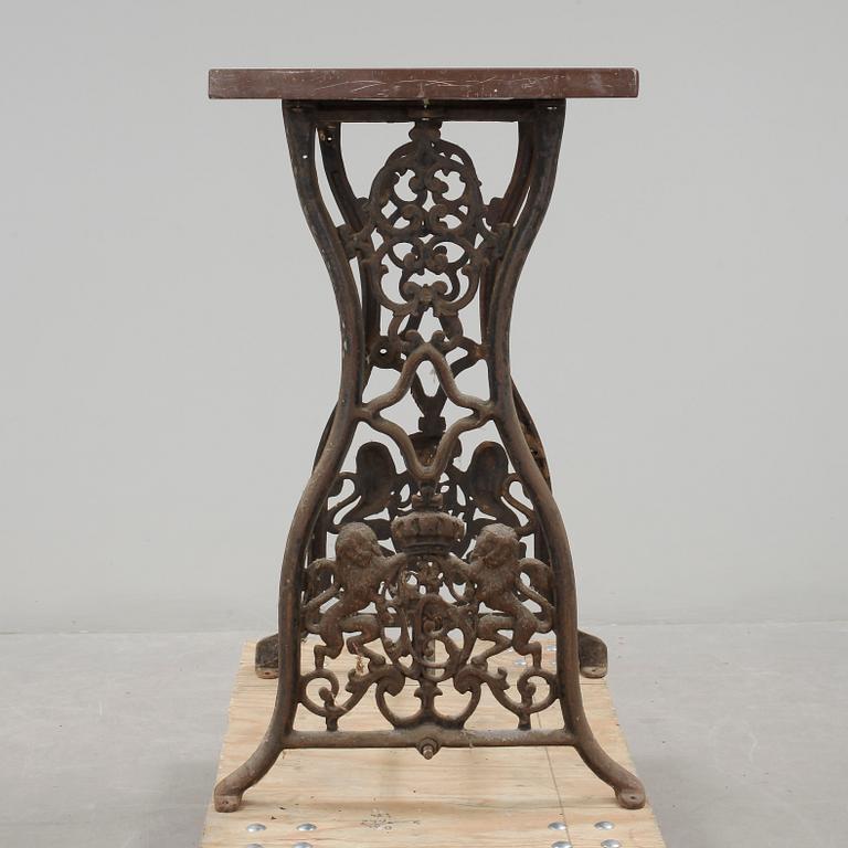 TRÄDGÅRDSBORD, mestadels sekelskiftet 1900.