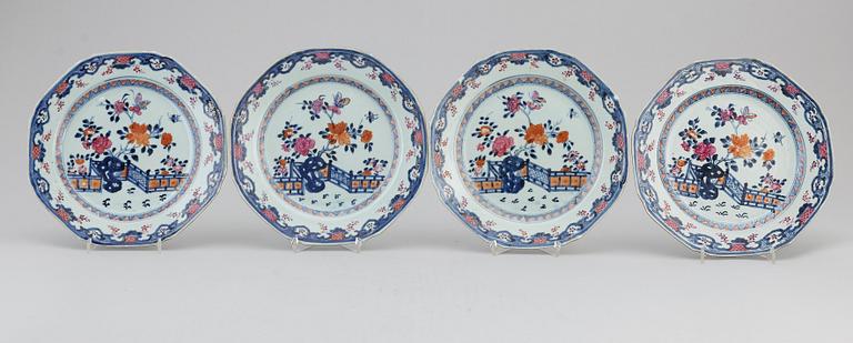 A set of four famille rose and blue and white export porcelain plates, Qing dynasty, Qianlong (1736-95).