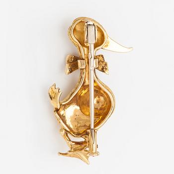 An 18K gold brooch in the form of a duck with an emerald and diamonds ca. 0.065 ct in total. French halmmarks.