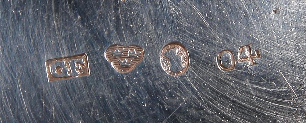 MJÖLK- RESP GRÄDDKANNA, 2 st, empire, Mattias Helén, Västervik resp Gustaf Folcker, Stockholm. 1845 resp 1844.