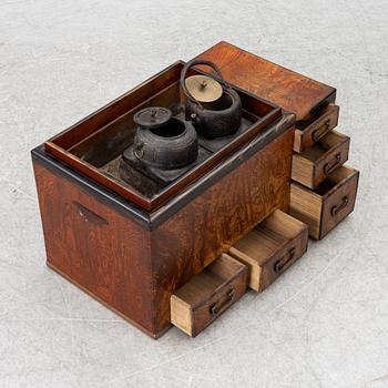 Hibachi (bordsgrill), trä och metall, med tekanna och kittel samt ställ, Japan, Meiji (1868-1912).