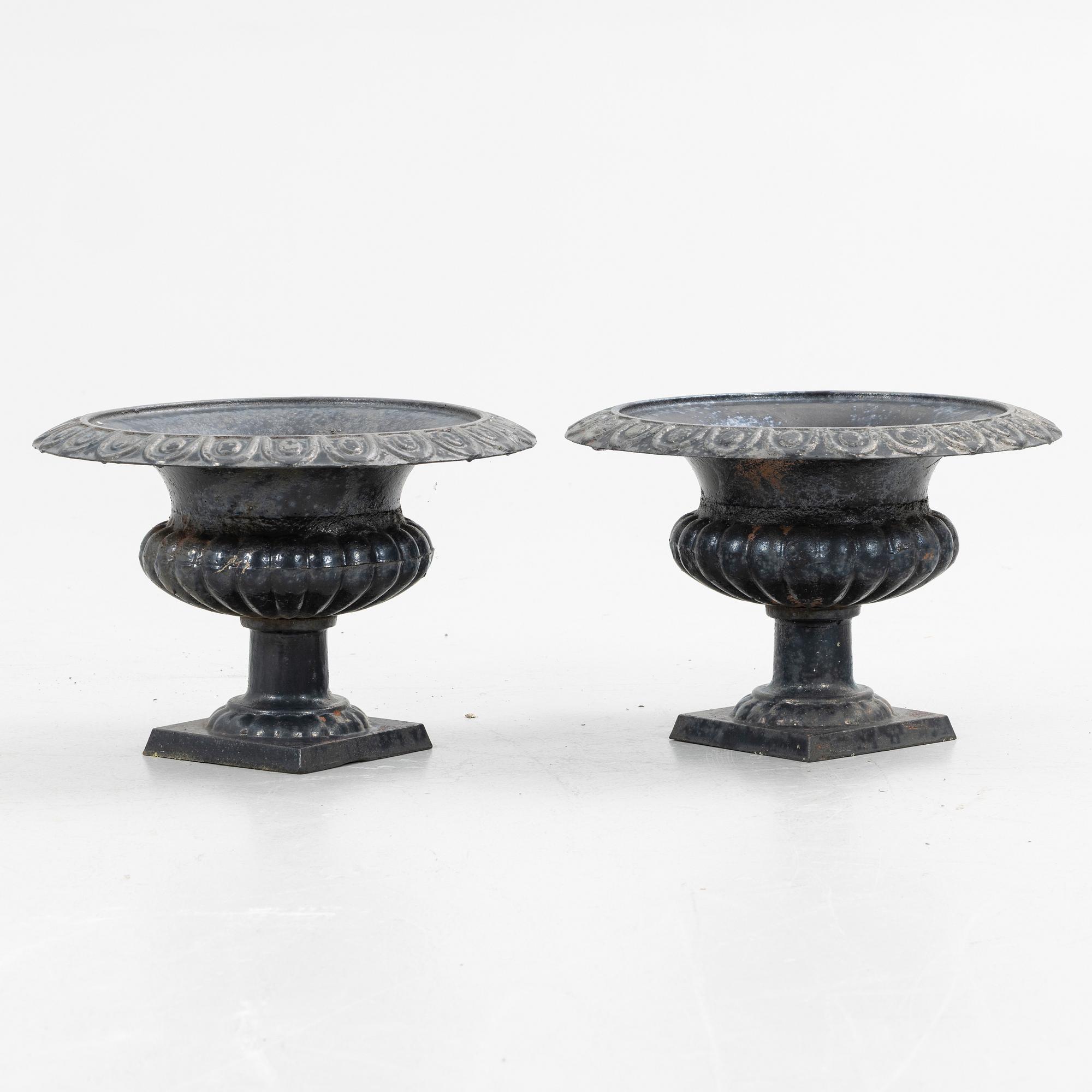 Garden urns, a pair, later part of the 20th century.