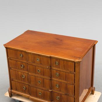 A mahogany chest of drawers, 19th Century.