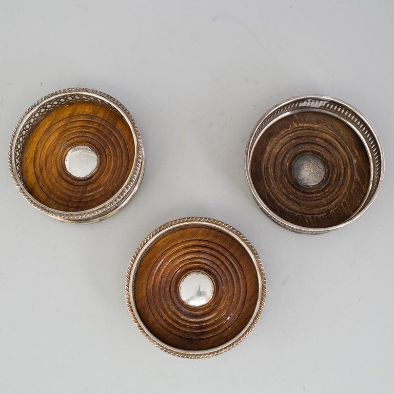 A lot of 3 SILVERPLATED COASTERS
20th century.
