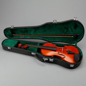 FIOL MED STRÅKE OCH FODRAL, omärkta, 1900-tal.