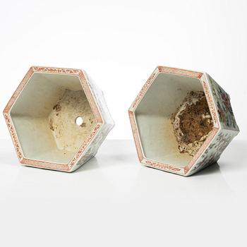 Ytterfoder, ett par, porslin, Kina, modern tillverkning.