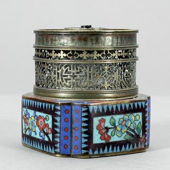 SPRITBRÄNNARE, silver och cloisonné, Kina, 1800/1900-tal.