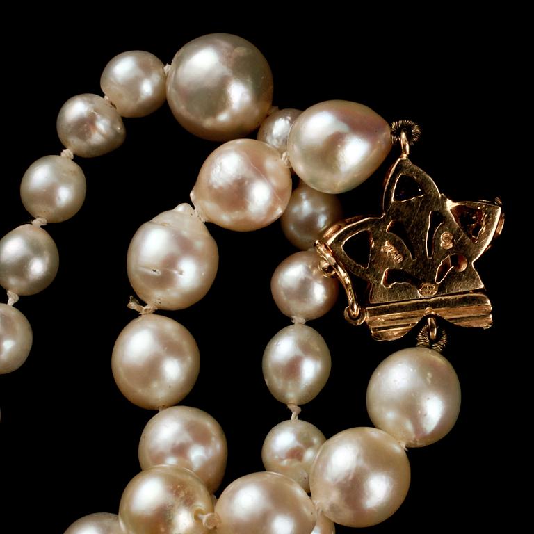 COLLIER, odlade pärlor, lås i 14k guld med 25 små briljantslipade diamanter samt fasettslipad blå safir.