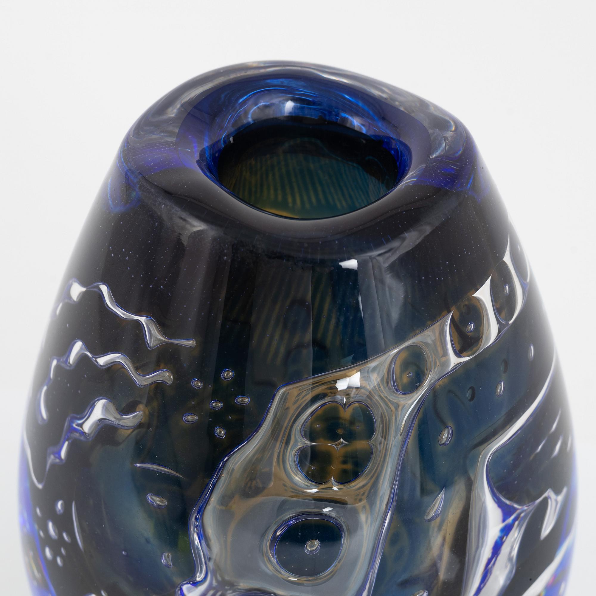 Edvin Öhrström, an ariel glass vase, Orrefors 1962.