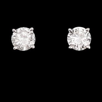 ÖRHÄNGEN, 1 par, 14 k vitguld, solitära briljantslipade diamanter tot 0.33 ct.