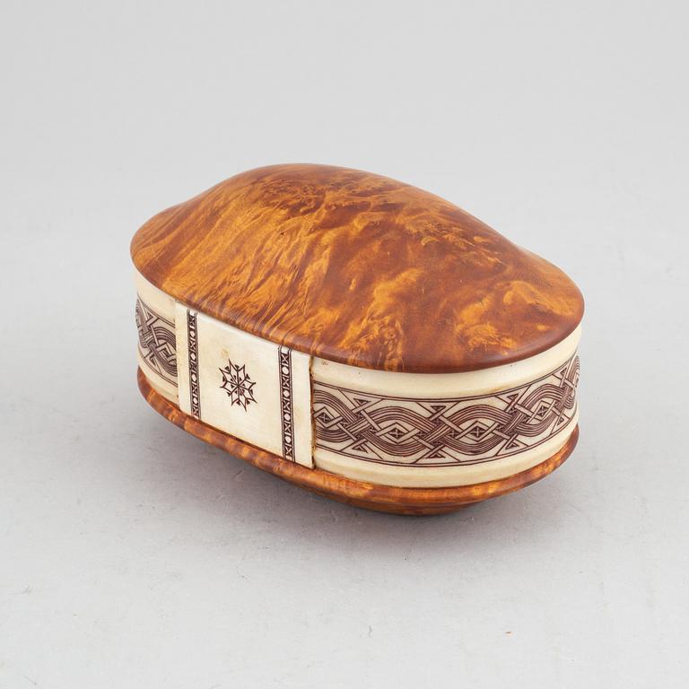 Esse Poggats, a Sami burr birch and reindeer horn box, signed and dated 77.