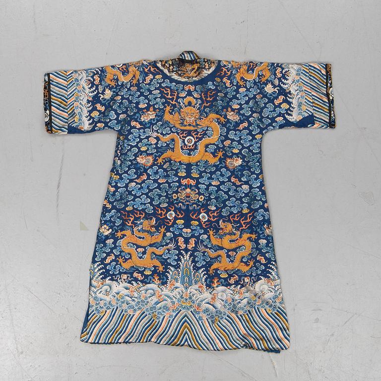 A Chinese robe, embroidered silk. Late Qing dynasty (1644–1911).