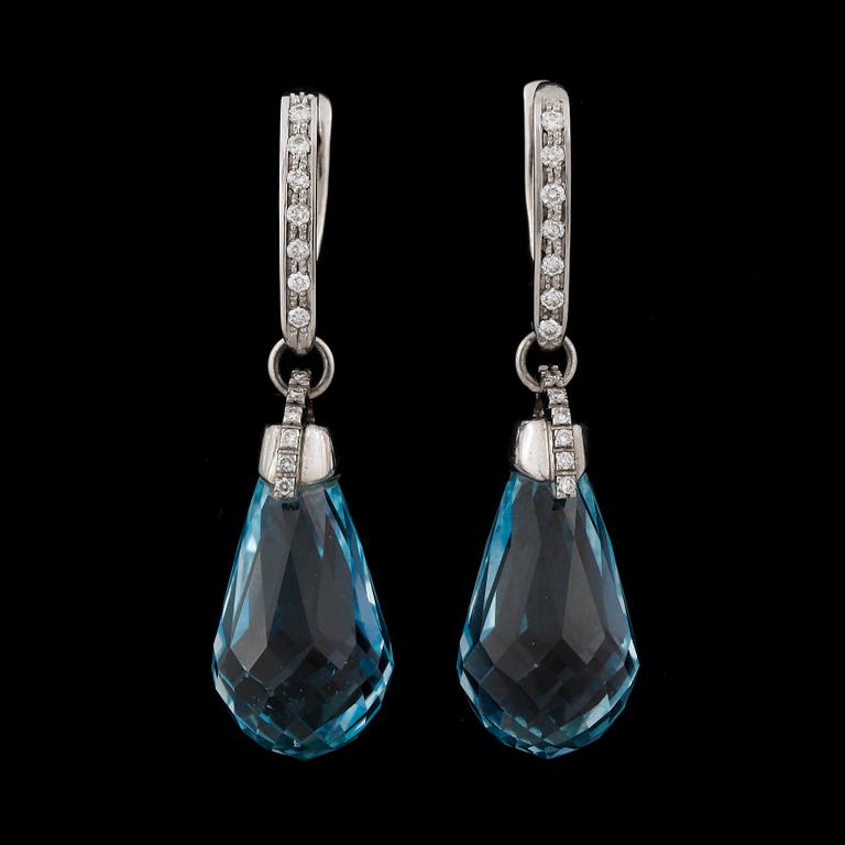 ÖRHÄNGEN, ett par, 14k vitguld med droppformade topaser och briljantslipade diamanter tot ca0,26ct. Vikt 12,2g.