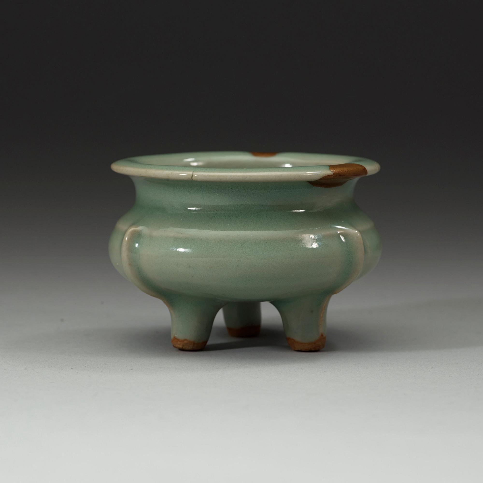 RÖKELSEKAR, celadon, Longquan. Södra Songdynastin (1127-1279).