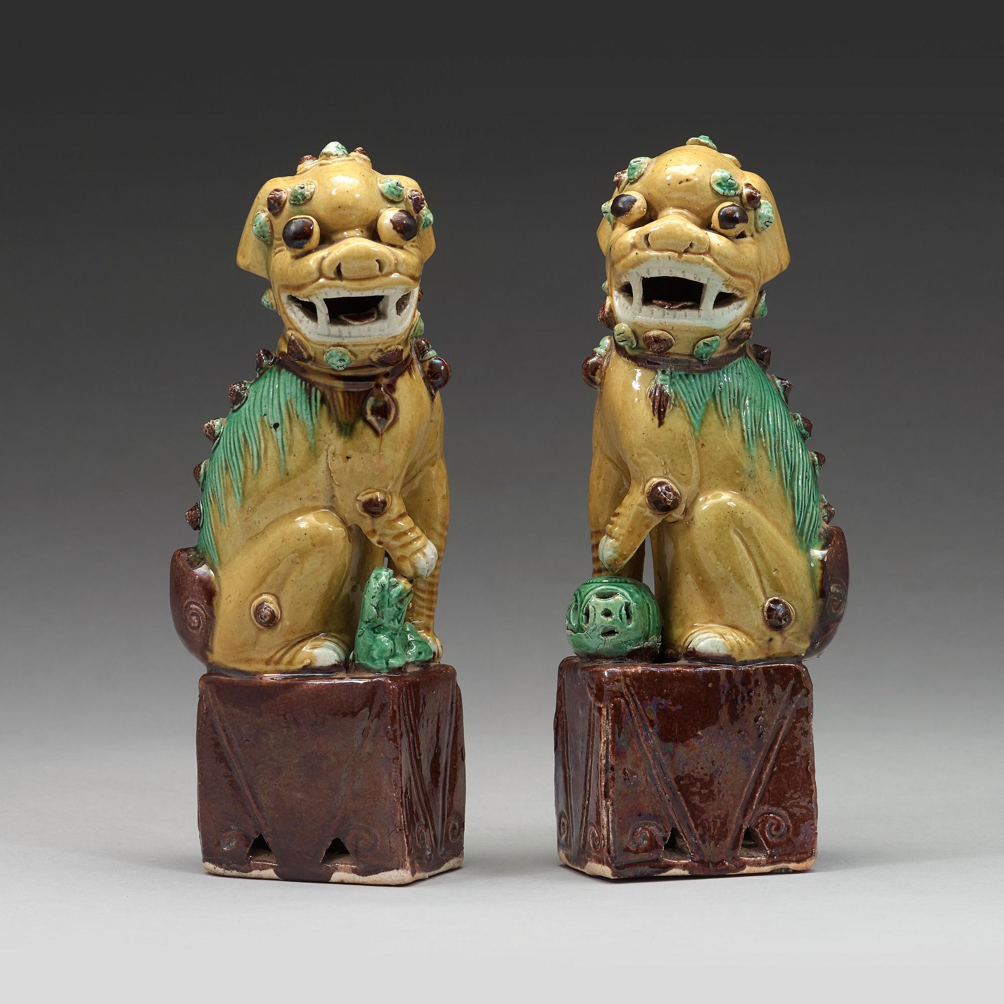FOHUNDAR, ett par, porslin, Qingdynastin (1664-1912).