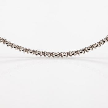 Kaulakoru, 18K valkokultaa ja timantteja n. 1.11 ct yht.