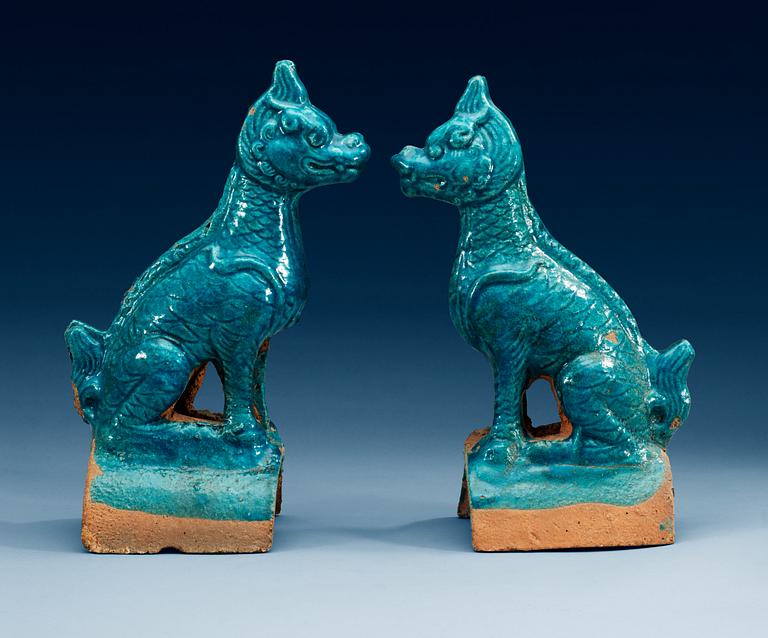 TAKRYTTARE, ett par, keramik. Qing dynastin, 16/1700-tal.