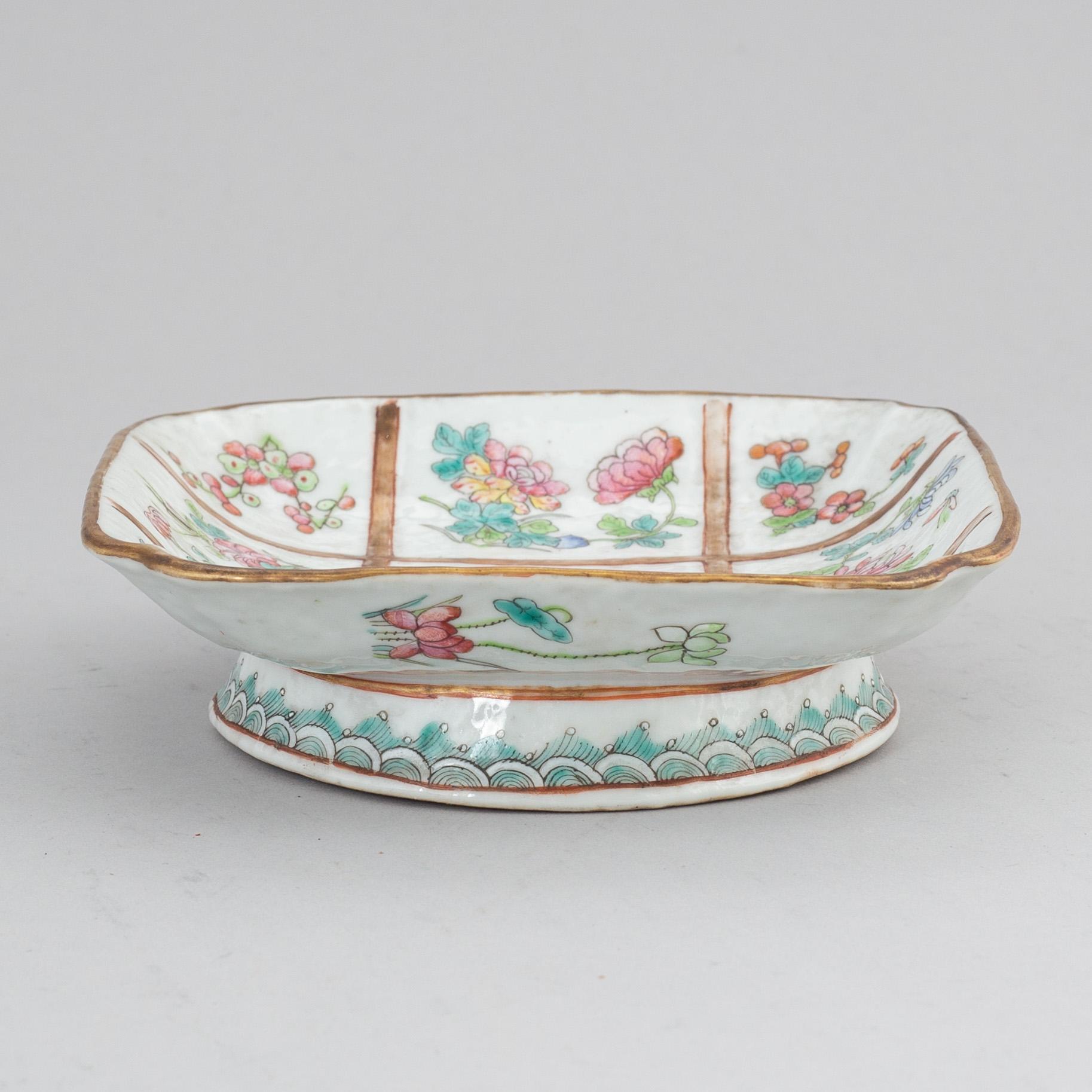 A famille rose dish, Qing dynasty, late 19th century.