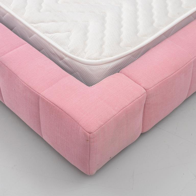 Giuseppe Viganò, a "Squaring" bed, Bonaldo, Italy.