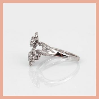 RING, 14K vitguld med olika slipade diamanter, tot ca 1,00 ct. Tota vikt ca 3,67 g.