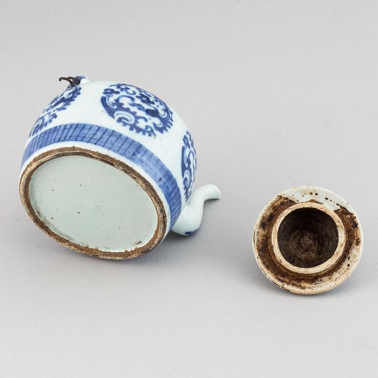 A blue and white jar, teapot with cover and a dish, Qing dynasty, 19th Century.