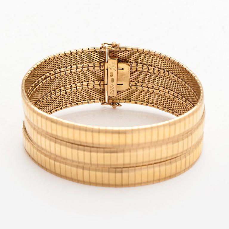 An 18K gold bracelet.