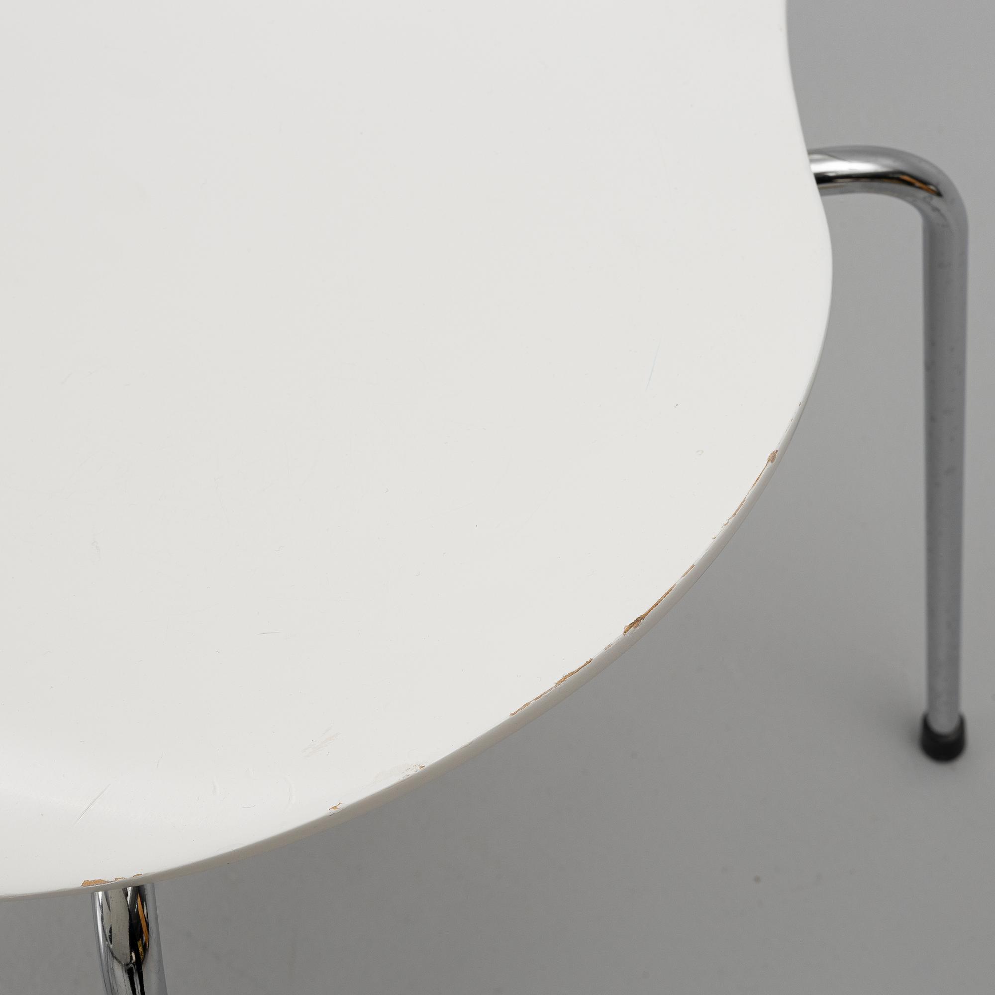Arne Jacobsen, A set of  8 chairs, "The Seven", Fritz Hansen, Denmark, 1997 and 2005.