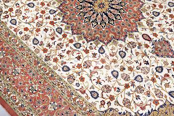 A silk Qum carpet, ca 295 x 195 cm.