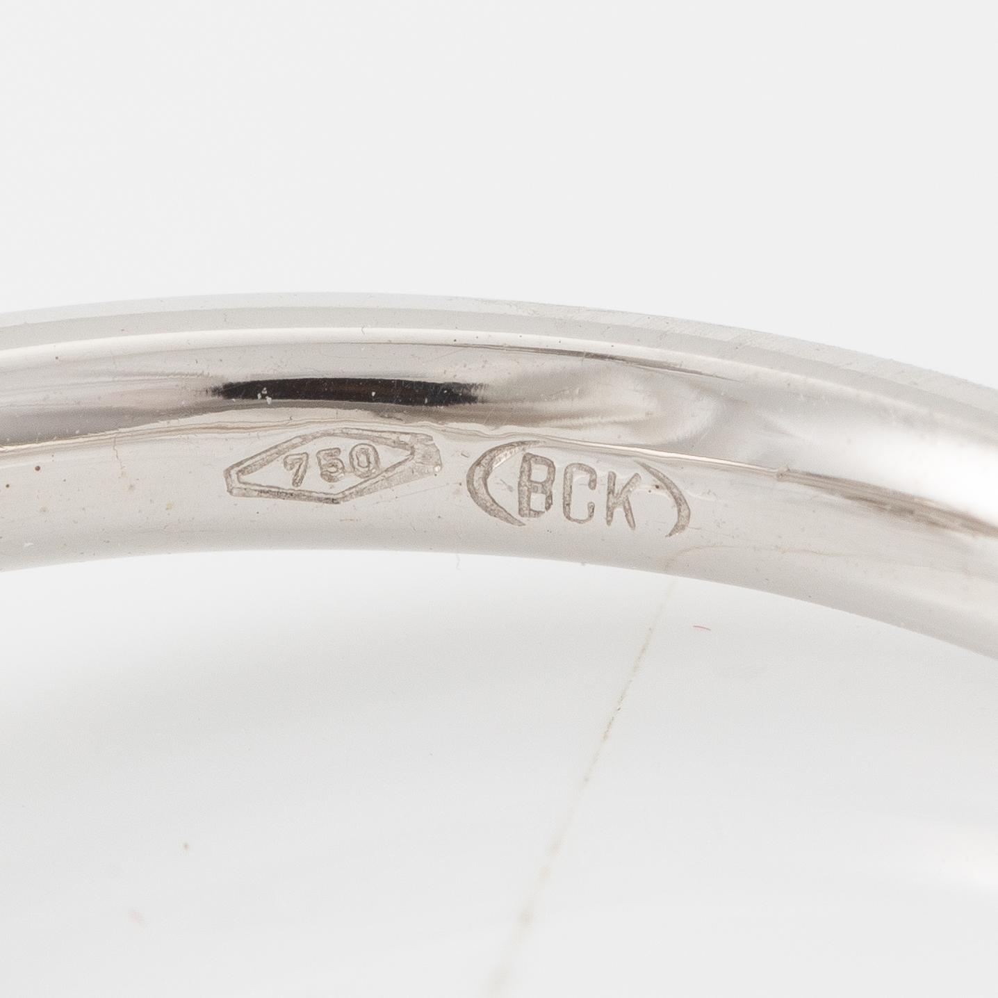 Ring 18K vitguld med briljantslipade diamanter.