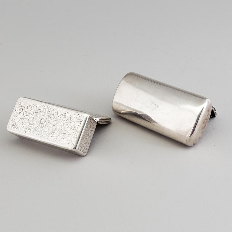 Two silver snuff boxes, C Tengstedt, Gothenburg, 1847, and C. Jonsson, Linköping, 1884. Weight 171 grams.