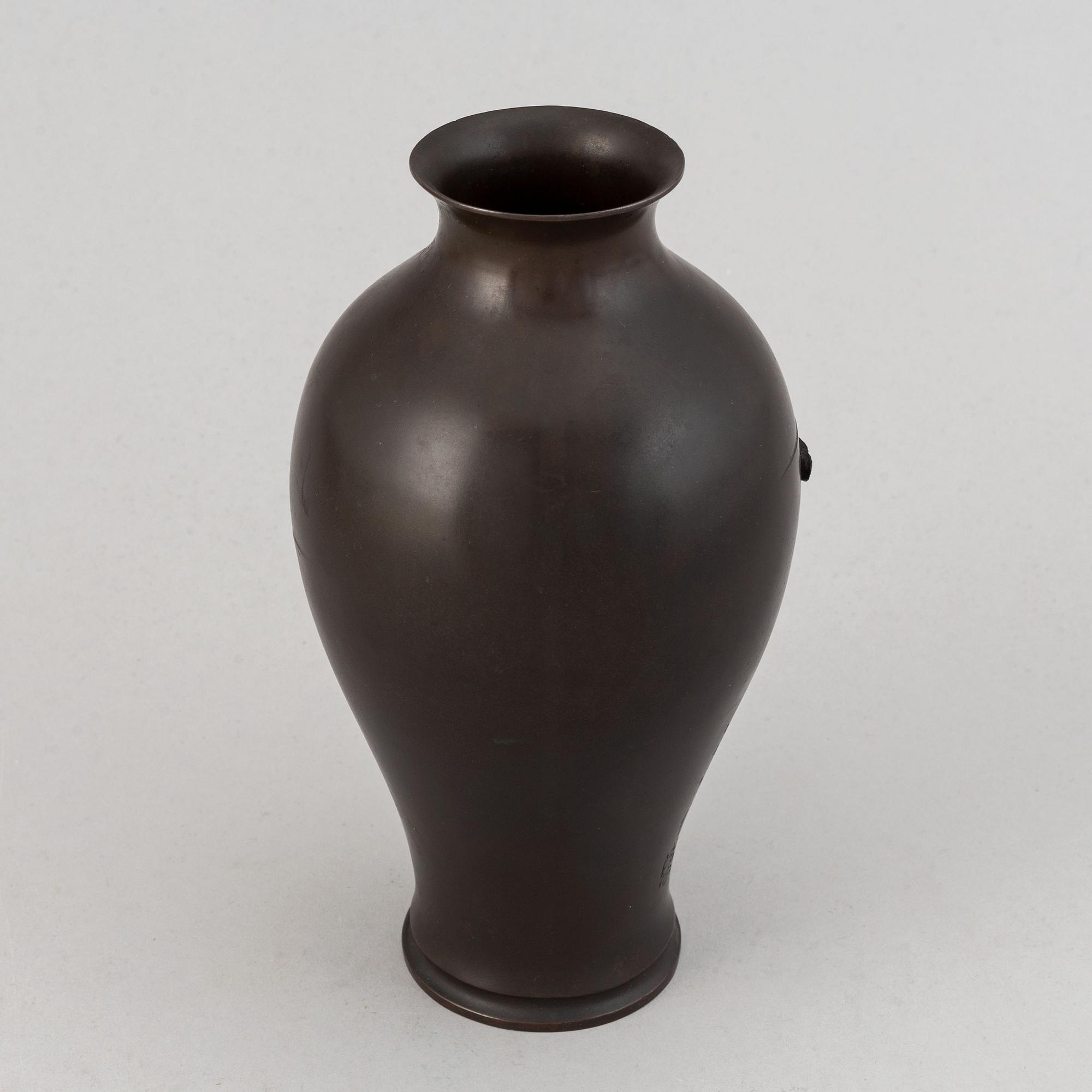 A Japanese bronze vase. 20th century.