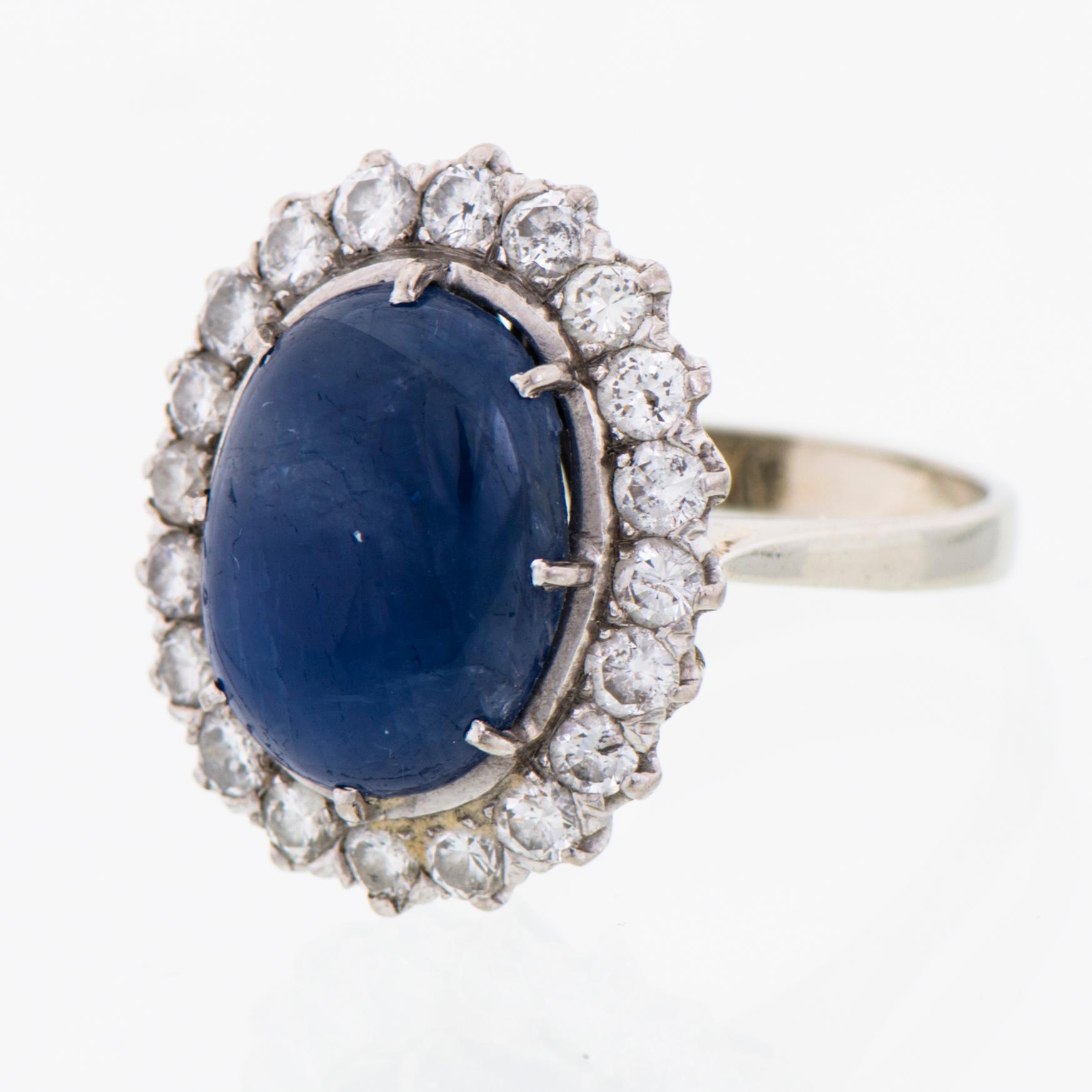 RING, cabochonslipad stjärnsafir, briljantslipade diamanter, 18K vitguld.