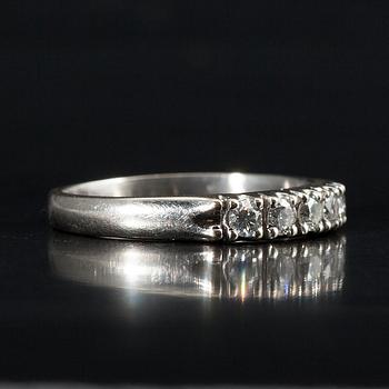 RING, 18K vitguld, 5 briljantslipade diamanter tot. 0,30 ct. Vikt 3,2 g.