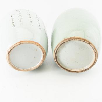 Lock urns 2 pcs China 19th/20th century porcelain.