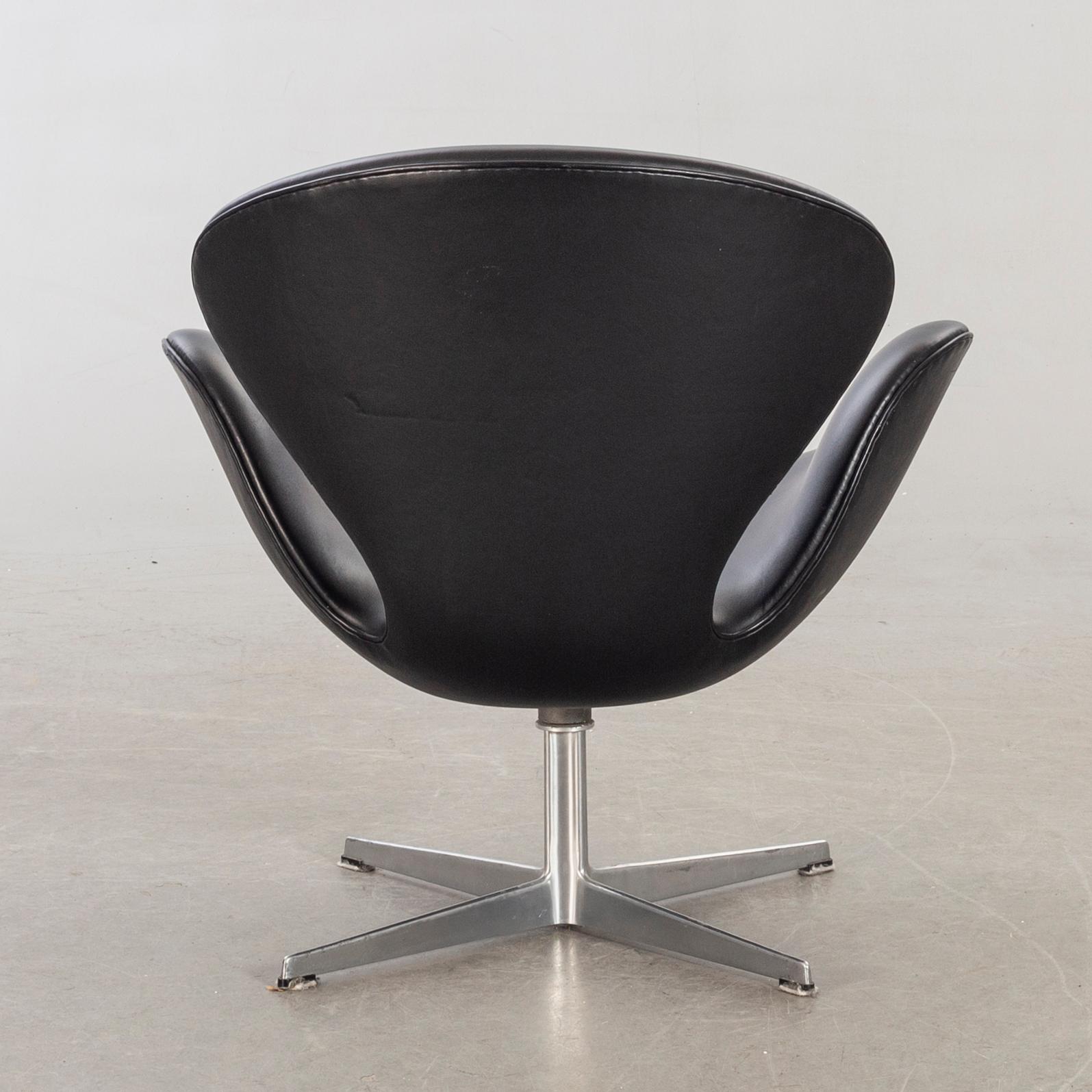 Arne Jacobsen, fåtölj, "Svanen", för Fritz Hansen Danmark, numrerad 7009.