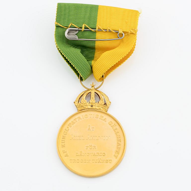 A gold medal, 'För långvarig trogen tjänst', Kungl. Patriotiska Sällskapet, Gustaf VI Adolf, 1956.