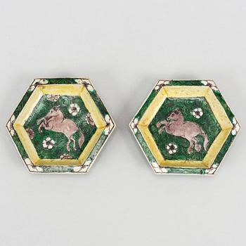 A pair of Kangxi cabaret dishes.