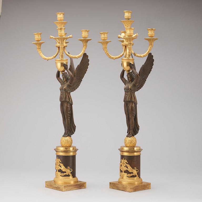 KANDELABRAR, för fem ljus, ett par. Empire, 1800-talets början.