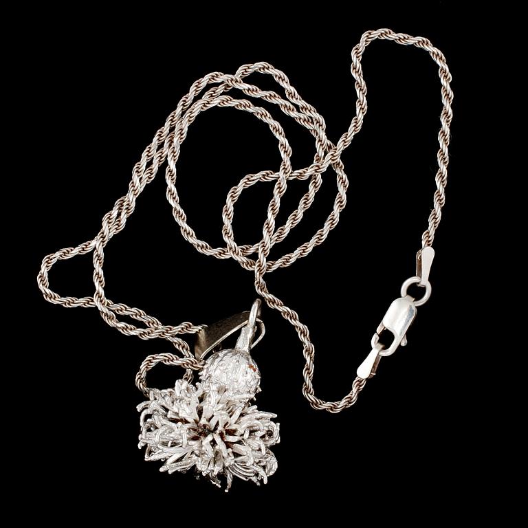 HÄNGE, sterlingsilver, Flora Danica, Orla Eggert, Danmark, 1900-talets tredje kvartal. Total vikt 11 g.