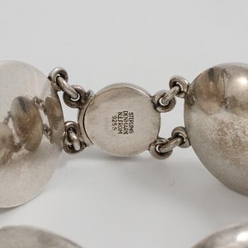 NIELS ERIK FROM, Nakskov, Danmark, armband med cabochonslipad bärnsten.