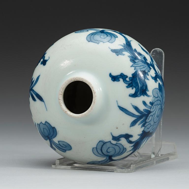 A blue and white vase, Qing dynasty, 19th Century.