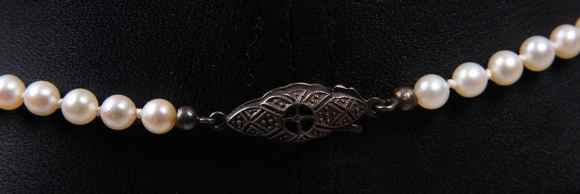 PÄRLCOLLIER, odlade japanska pärlor och silverlås.
