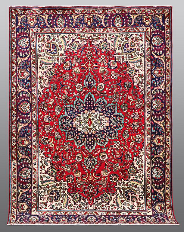A carpet, Tabriz, ca 295 x 208 cm.