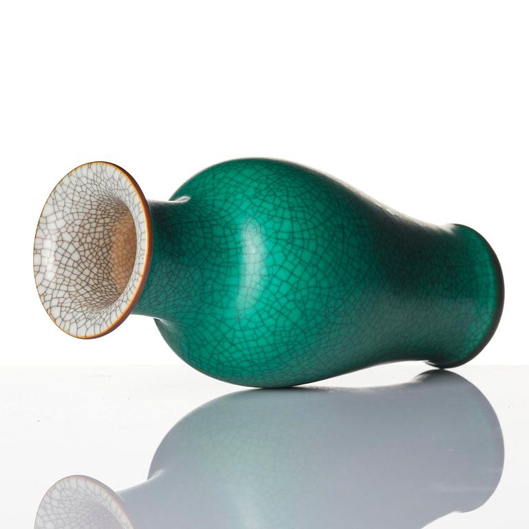 An apple green crackle-glazed vase, Qing dynasty, 18th century.