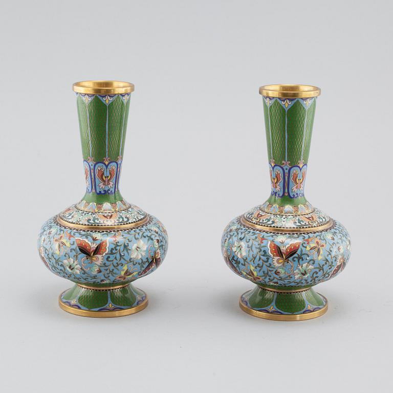 VASER, ett par, cloisonné, Kina, 1900-talets första hälft.
