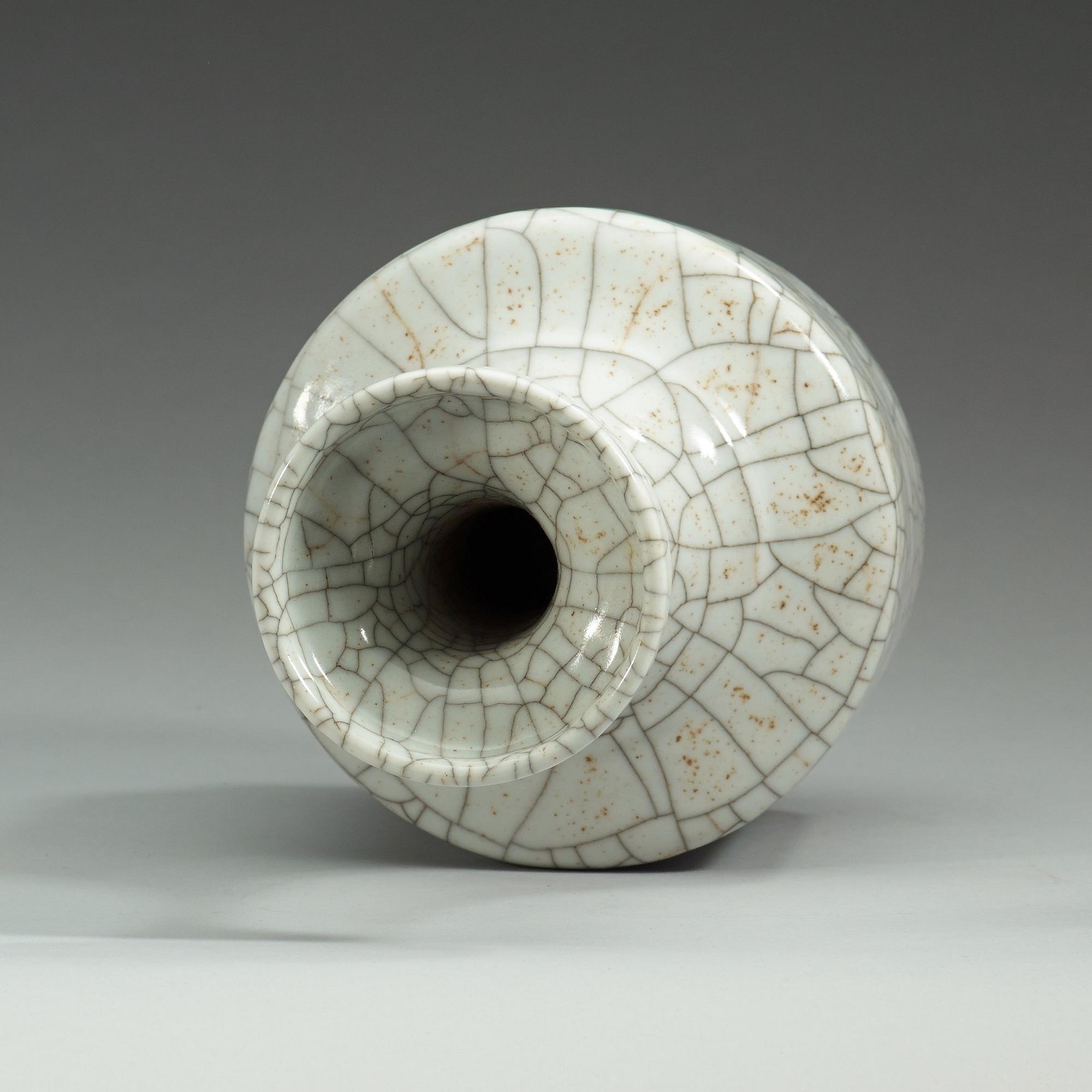 A ge-glazed vase, late Qing dynasty (1644-1912).
