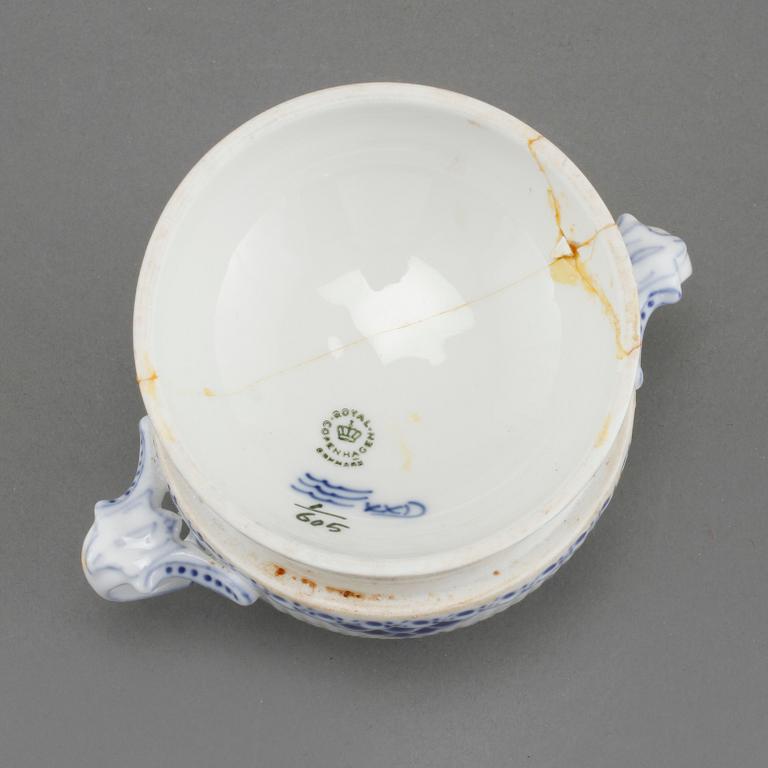 SERVISDELAR, 27 st, porslin, "Musselmalet", Royal Copenhagen, Danmark, 1900-talets andra hälft.